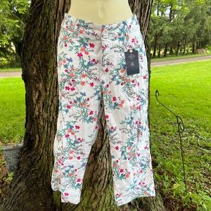 NWT St John’s Bay white floral capris 6